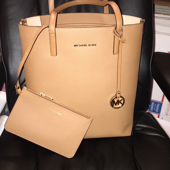 Michael Kors Handbags - 🔥Sale🔥Beautiful Acorn color MK shoulder bag..EUC